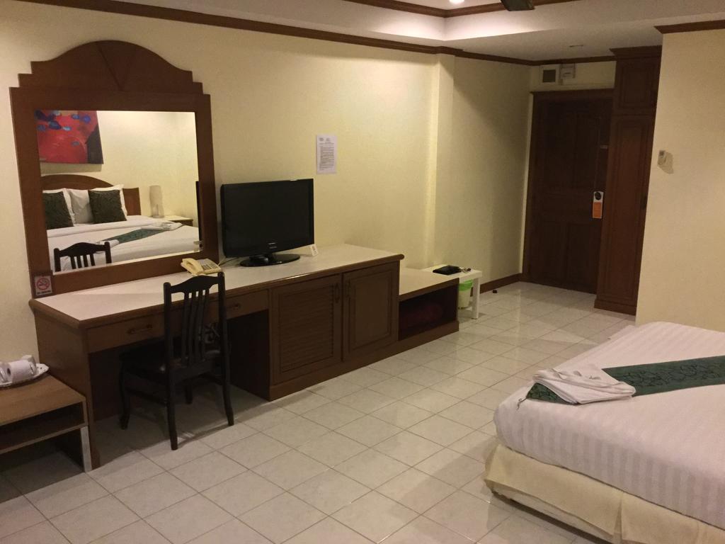The Yim Siam Hotel Patong Exterior photo
