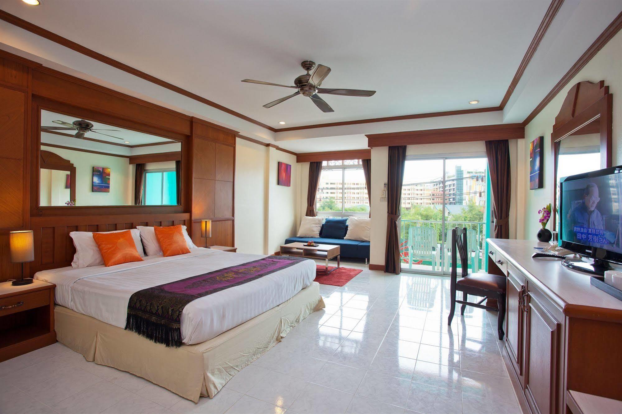 The Yim Siam Hotel Patong Exterior photo
