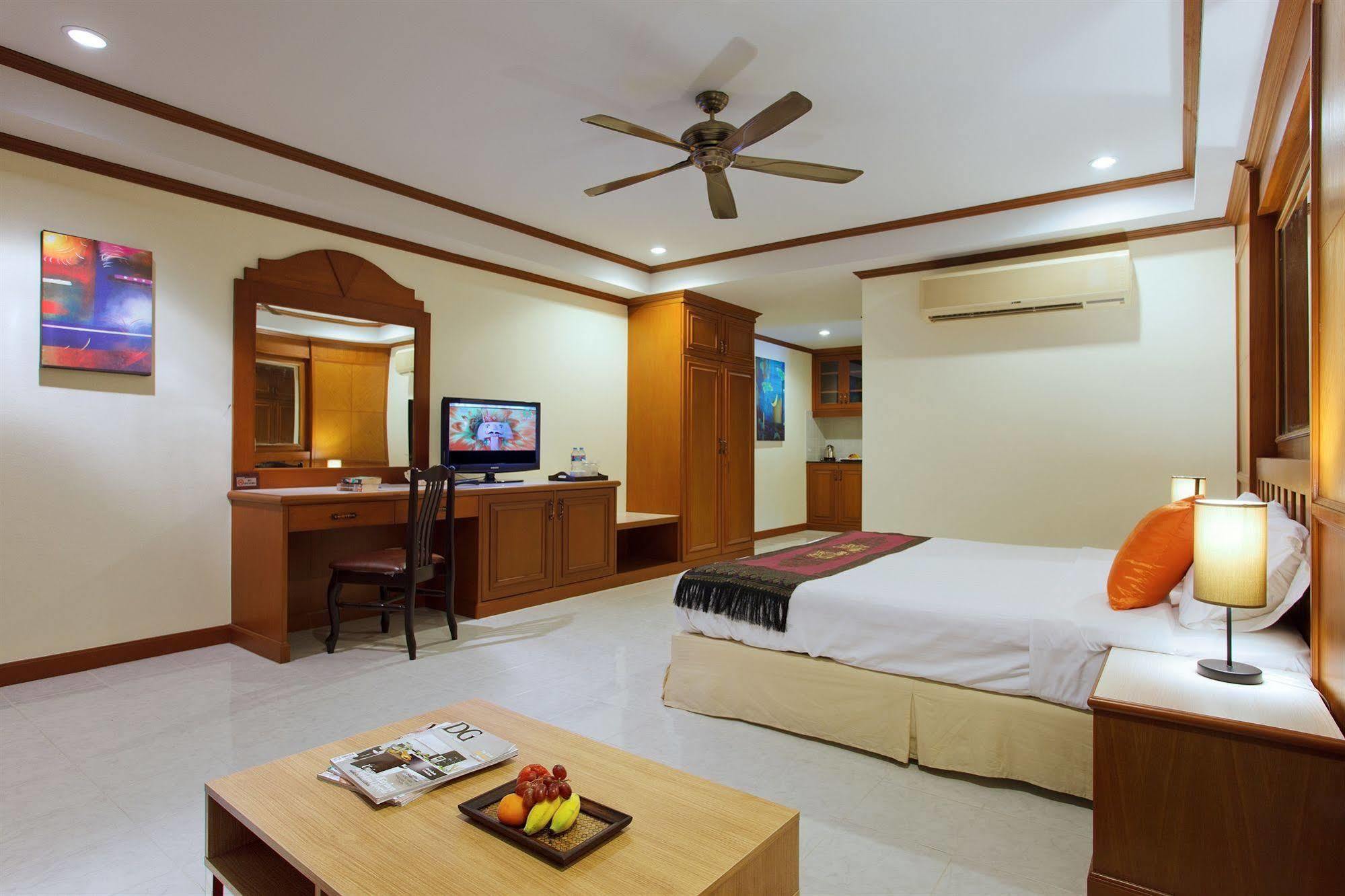 The Yim Siam Hotel Patong Exterior photo